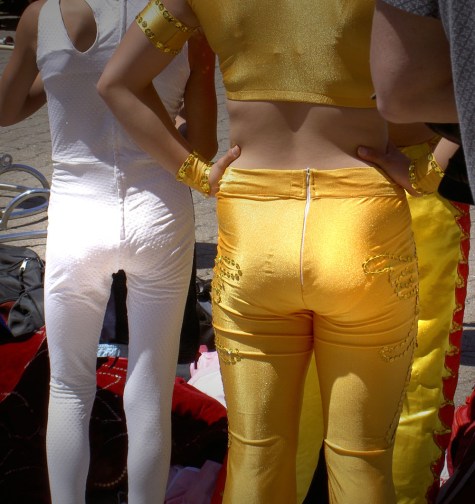 Bay-Area-Backsides-Sarah-Curtiss-Pier-39-jugglers-performers gold and white butts